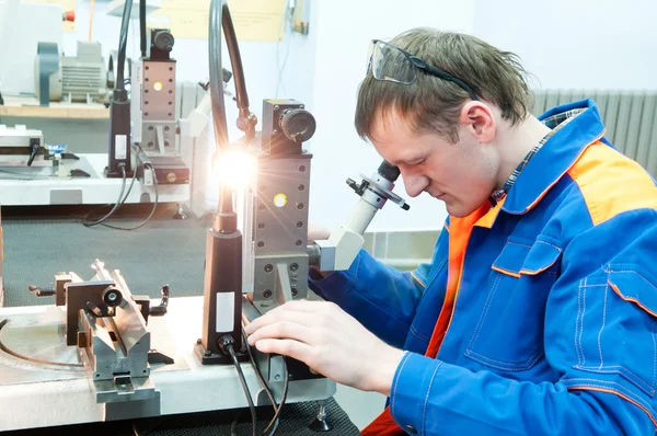 Herramienta de control de trabajadores con dispositivo óptico — Foto de Stock