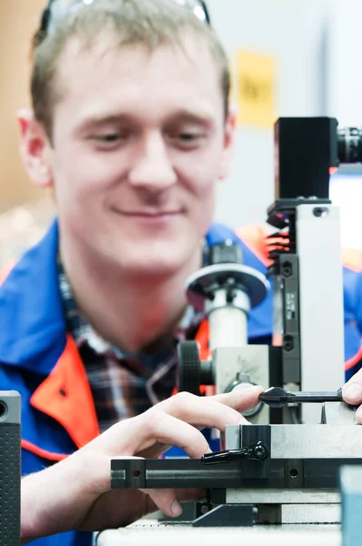 Robotnik narzędzie do sprawdzania urządzenia optyczne — Zdjęcie stockowe