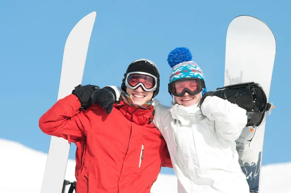 Szczęśliwy sportowca z deski snowboardowe — Zdjęcie stockowe