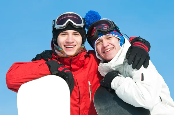 Desportista feliz com snowboards — Fotografia de Stock