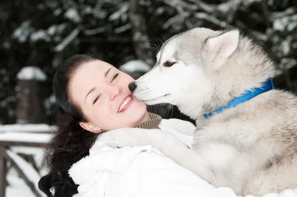 Glad siberian husky ägare med hund — Stockfoto