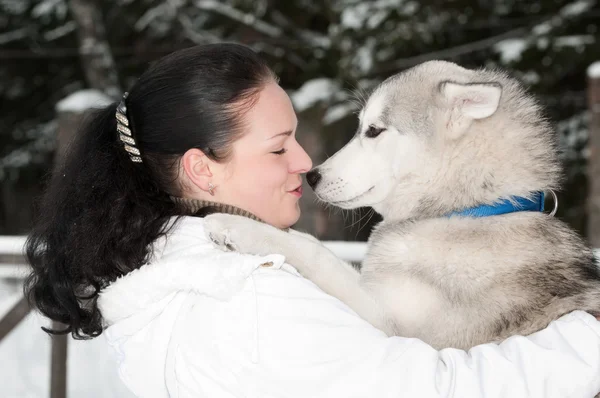 행복 한 시베리안 허스키 강아지와 소유자 — 스톡 사진