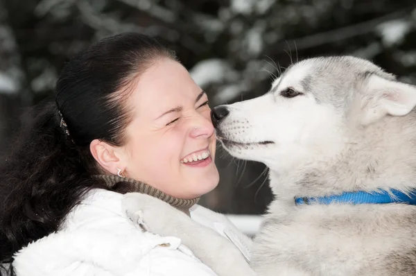 Šťastný sibiřský husky vlastník se psem — Stock fotografie