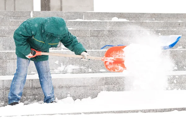 Άνθρωπος φτυαρίζει το χιόνι του χειμώνα — Φωτογραφία Αρχείου