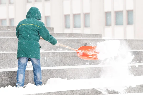 Homme pelletant la neige d'hiver — Photo