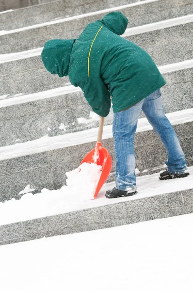 男の冬の雪のシャベル — ストック写真