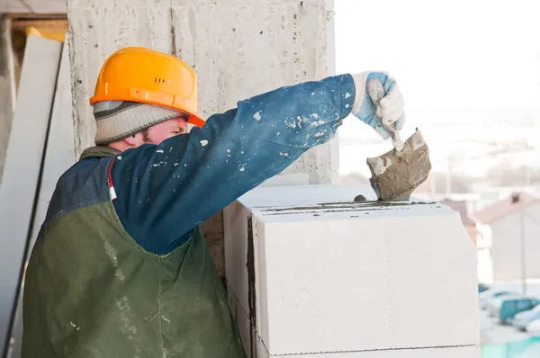 Worker mason at bricklaying work — Stock Photo, Image