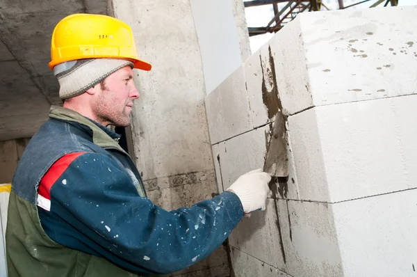 Builder mason at bricklaying work — Stock Photo, Image