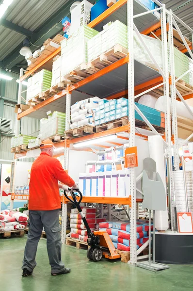 Werknemer distributie in magazijn met vorkheftruck — Stockfoto