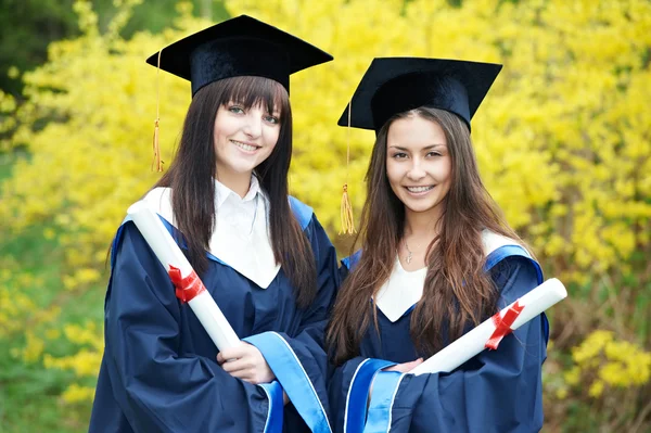 Estudiantes de graduación felices — Foto de Stock