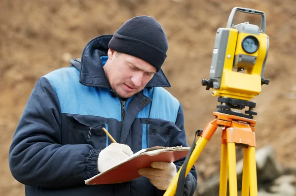 Surveyor trabalha com tacheometer de estação total — Fotografia de Stock