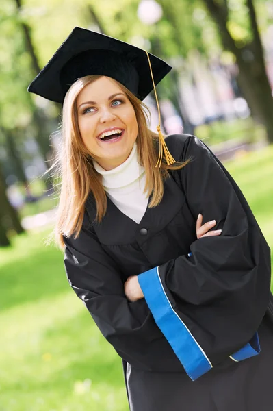 Szczęśliwa dziewczyna absolwent — Zdjęcie stockowe