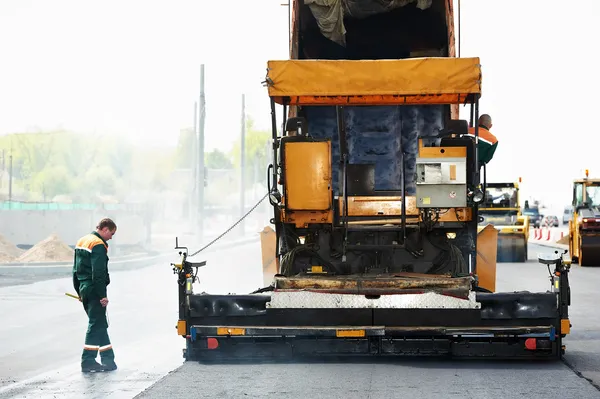 Trabalhador em trabalhos de asfaltagem — Fotografia de Stock