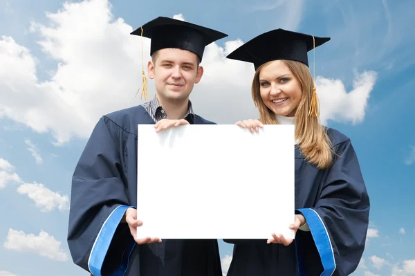 Étudiants diplômés avec tableau blanc — Photo
