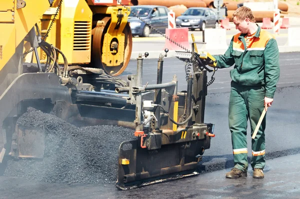 Trabajador en trabajos de asfalto — Foto de Stock