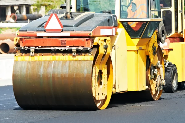 Compattatore a rulli per asfalto al lavoro — Foto Stock