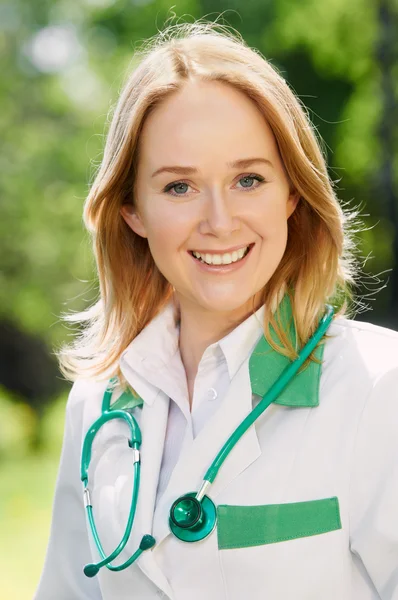 Woman doctor outdoors — Stock Photo, Image