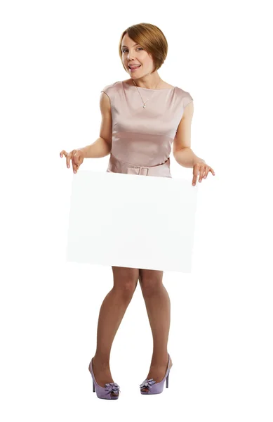 Gelukkige vrouw bedrijf wit bord — Stockfoto