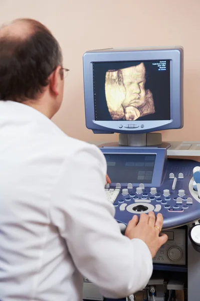 Ultrazvukem lékař — Stock fotografie
