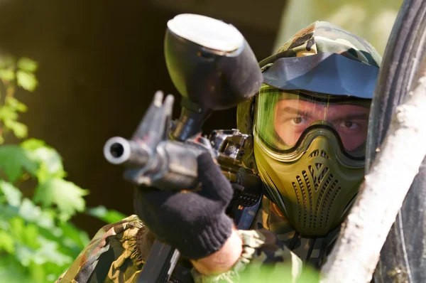 Paintball player with gun — Stock Photo, Image