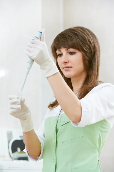 Female doctor with dropper — Stock Photo, Image