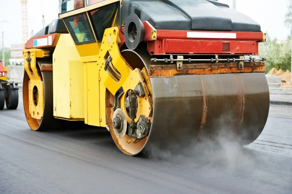 Rolo compactador em trabalhos de asfaltagem — Fotografia de Stock