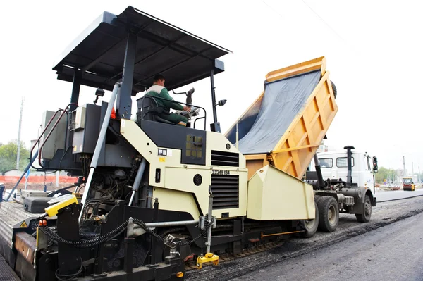 Bijgehouden asfalt bestratingsafwerkmachines — Stockfoto