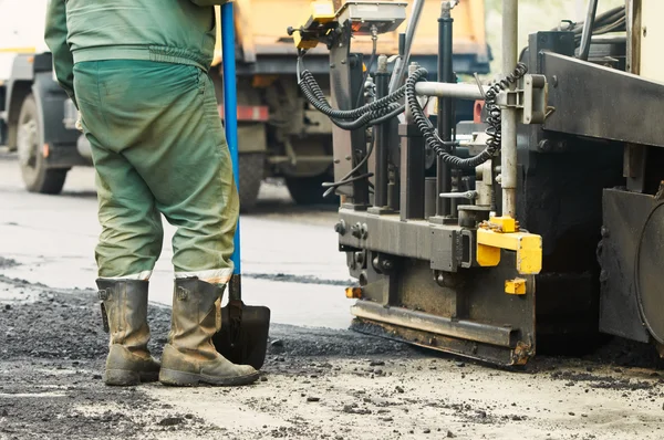 Trabajador en trabajos de asfalto —  Fotos de Stock