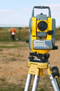 tripod üzerinde Surveyor teodolit