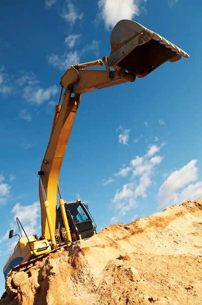 Escavadora de carregador de via na área de construção — Fotografia de Stock
