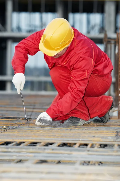Construction worker making reinforcement — Stock Photo, Image