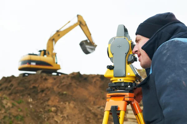 Surveyor trabaja con tacómetro de teodolito —  Fotos de Stock