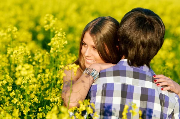 Heureux jeune couple — Photo