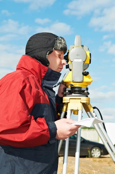 Surveyor teodolit tacheometer ile çalışır — Stok fotoğraf
