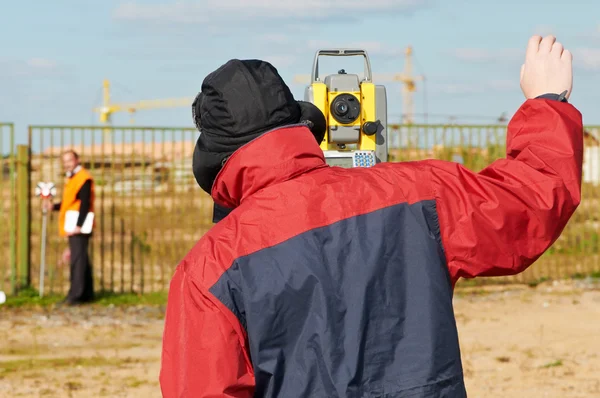 Surveyor trabalha com tacheômetro de teodolita — Fotografia de Stock