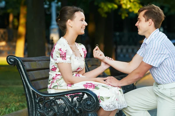 Erbjudande om äktenskap utomhus — Stockfoto