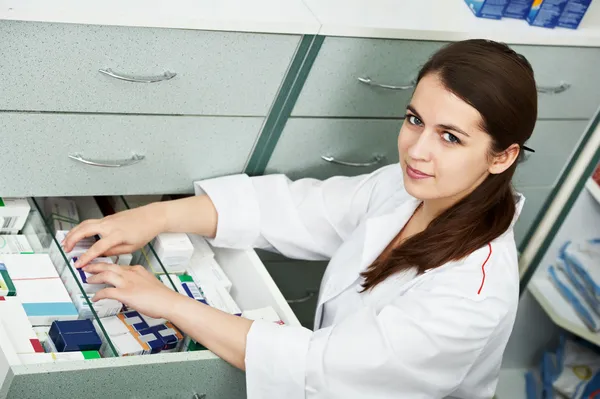 Apteka chemik kobieta w aptece — Zdjęcie stockowe