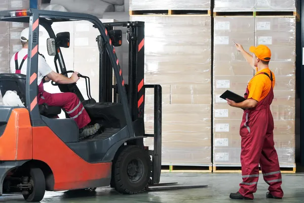 Ambar (forklift ve işçi çalışıyor) — Stok fotoğraf