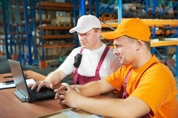 Handarbeiders in magazijn — Stockfoto