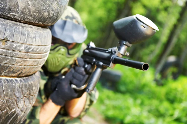 Paintball player under cover — Stock Photo, Image