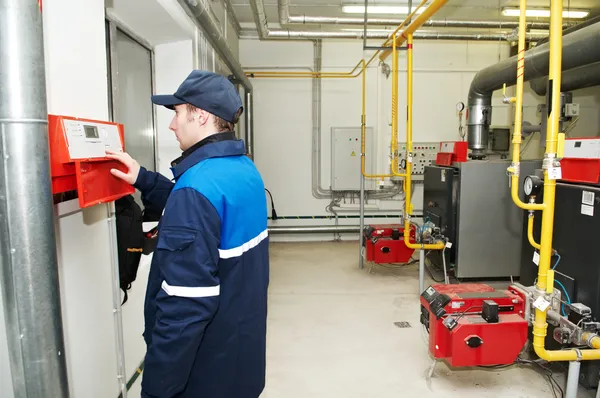 Ingeniero de calefacción reparador en sala de calderas —  Fotos de Stock