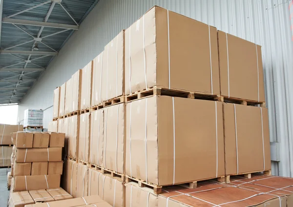 Warehouse cardboard boxes arrangement outdoors — Stock Photo, Image