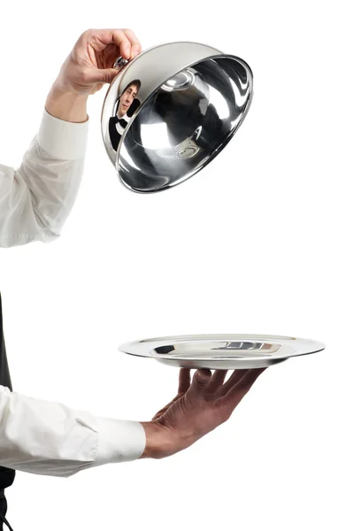 Руки официанта с крышкой от клоша — стоковое фото