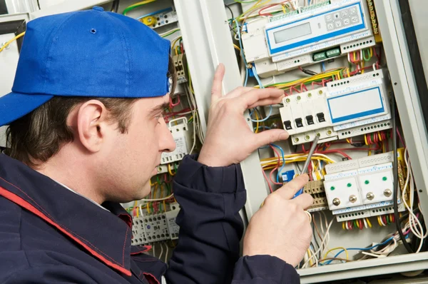 Eletricista a trabalhar — Fotografia de Stock