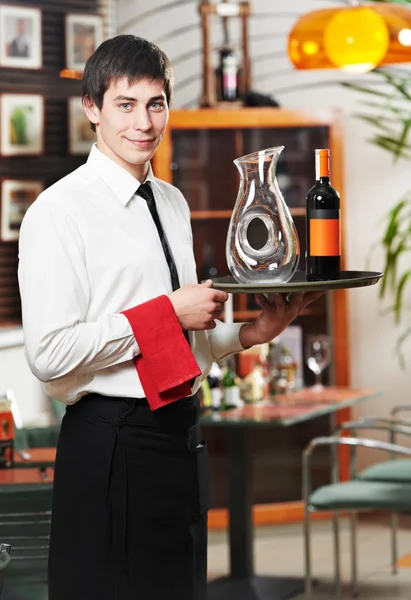 Číšník v uniformě v restauraci — Stock fotografie
