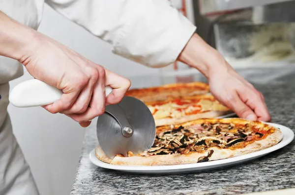 Preparação de pizza - corte — Fotografia de Stock