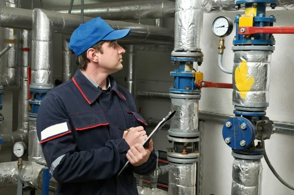 Ingeniero de calefacción reparador en sala de calderas — Foto de Stock