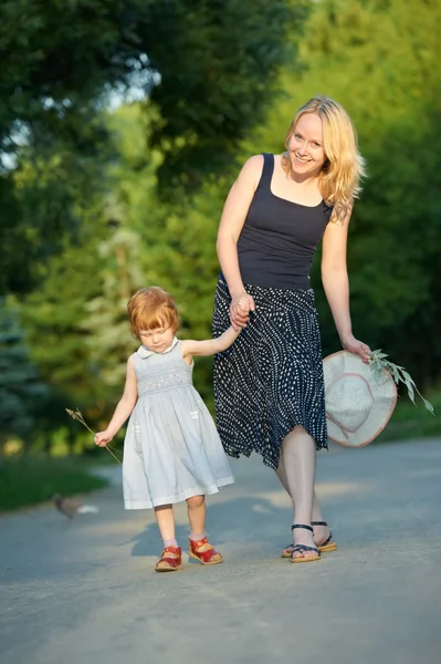 Anne ve çocuk açık havada yürüyüş — Stok fotoğraf