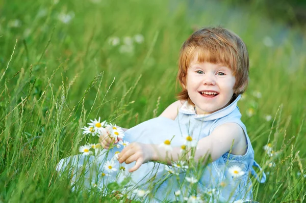 Barn flicka med kamomill daisy — Stockfoto