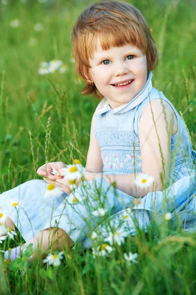 Barn flicka med kamomill daisy — Stockfoto